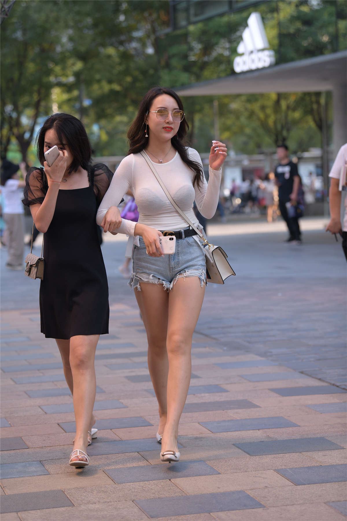 靓丽牛仔短裤