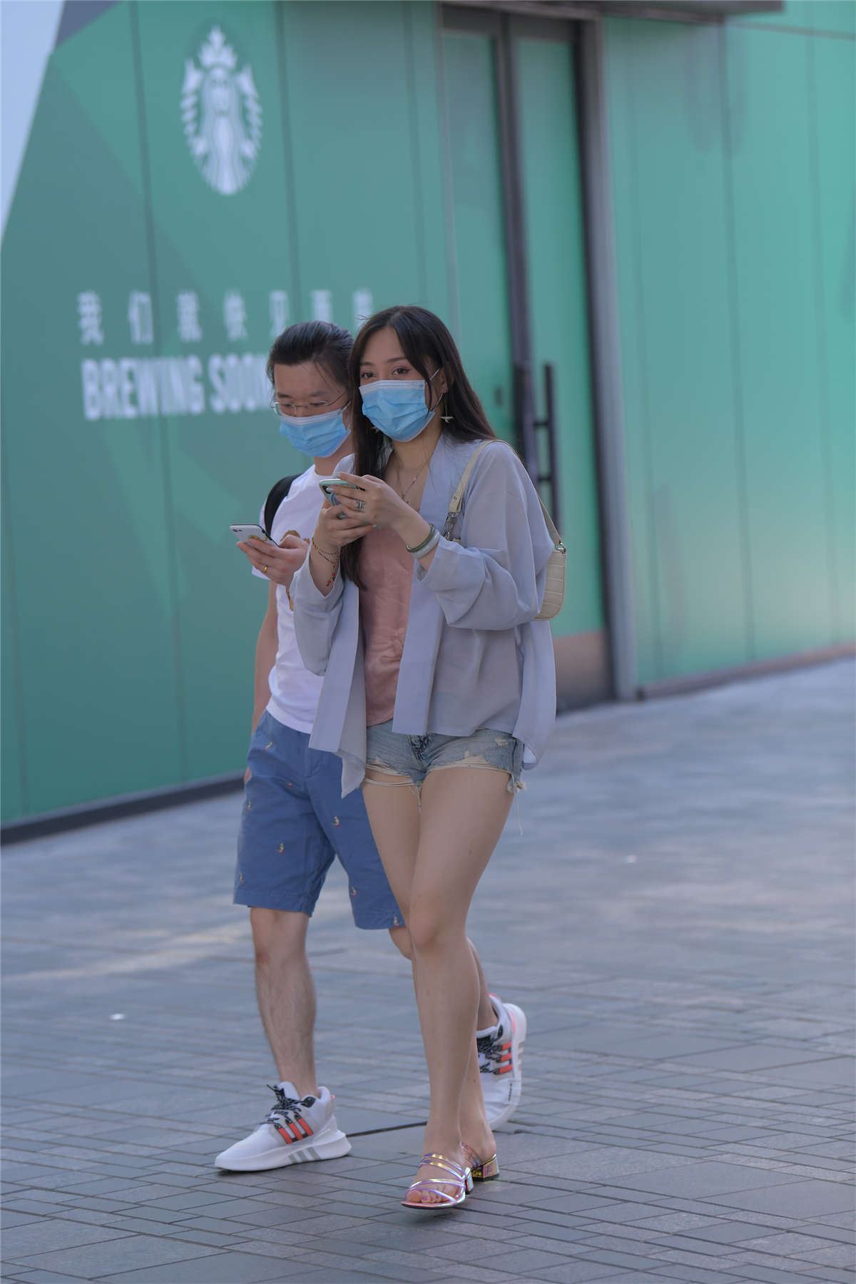 高挑牛仔短裤
