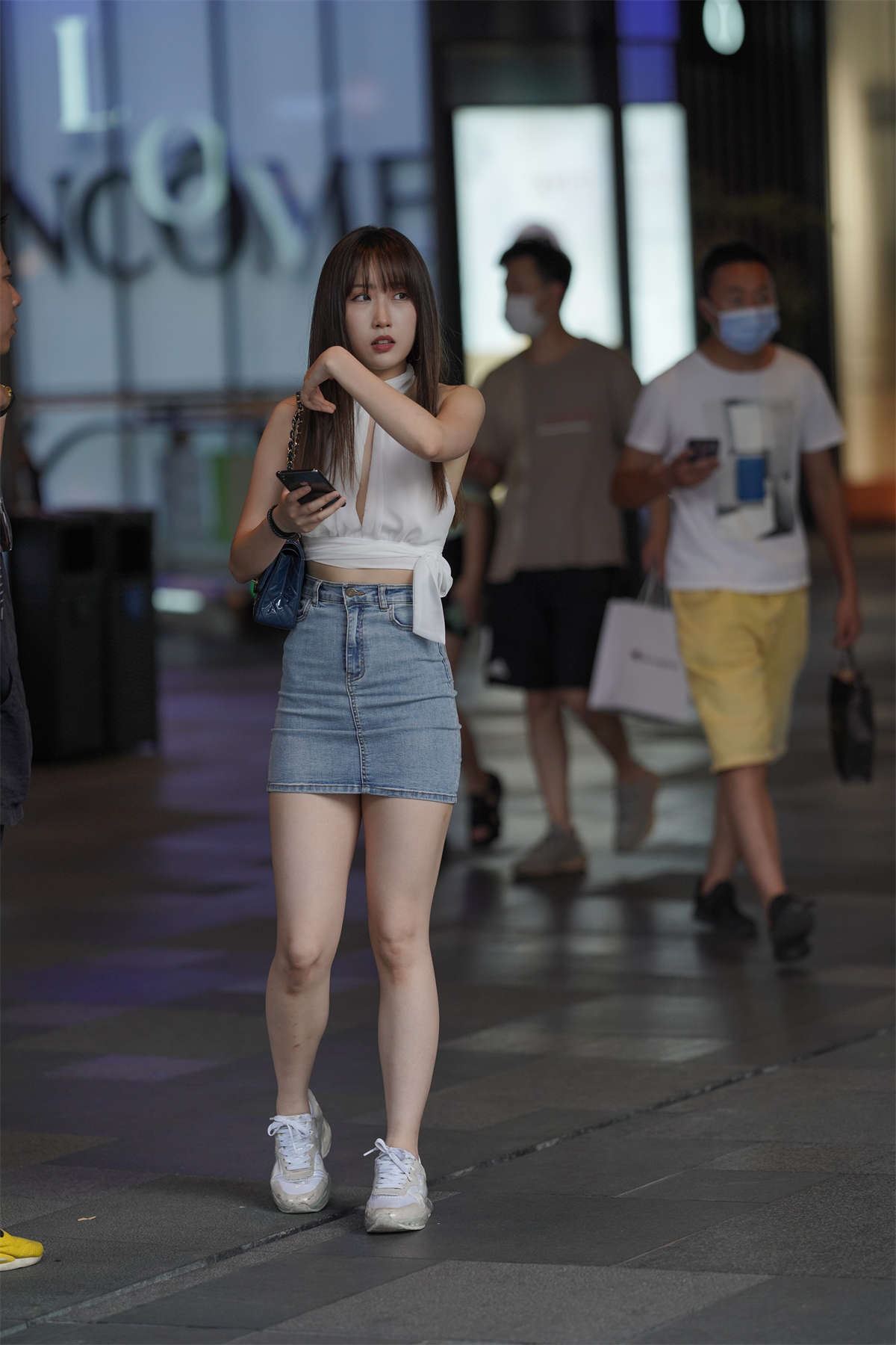 靓丽女孩超显身材