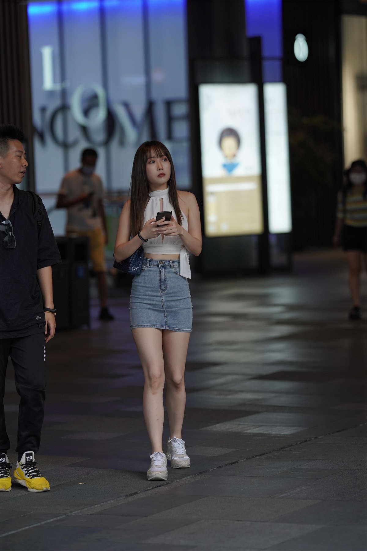 靓丽女孩超显身材