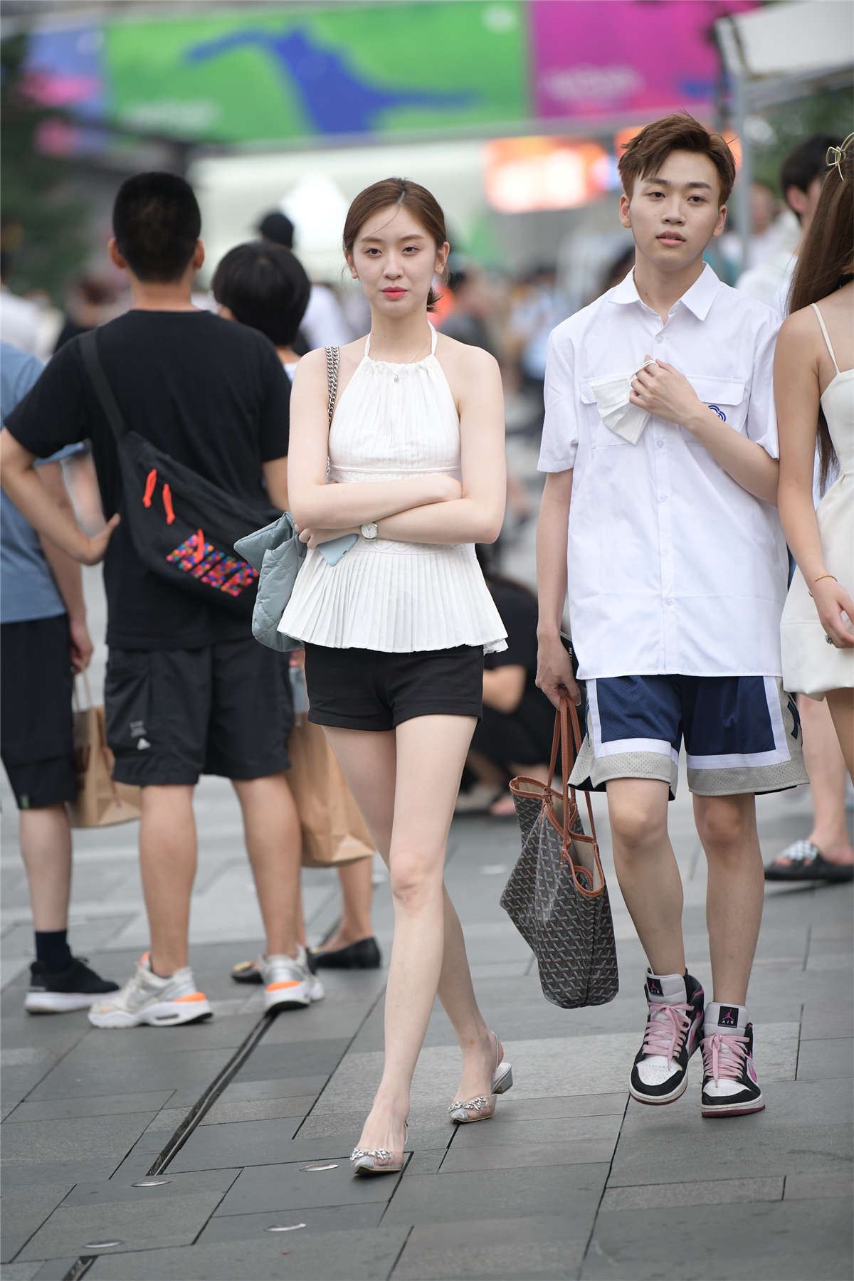帅气黑白搭配美女