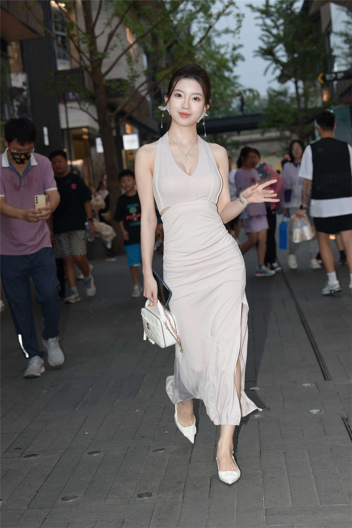 白色连衣裙女神