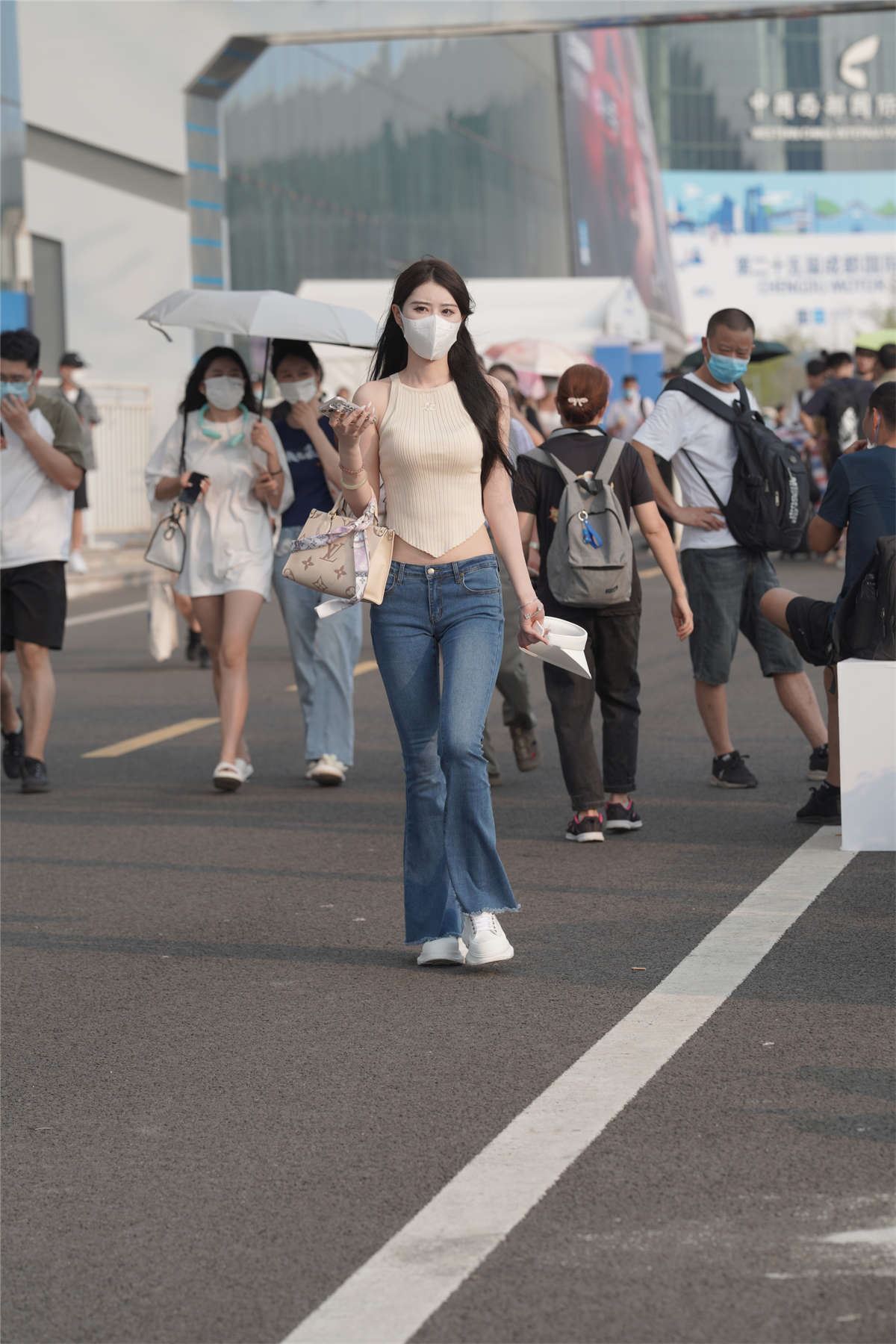 清爽喇叭牛仔裤
