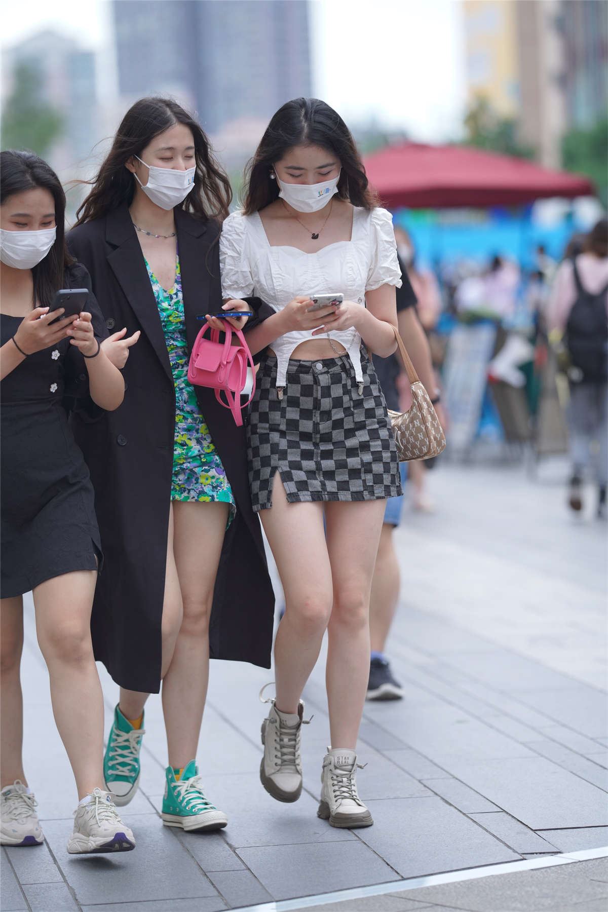 高挑靓丽姐妹花