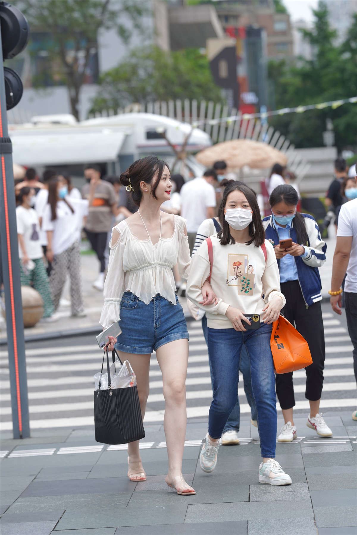 牛仔短裤高挑靓丽