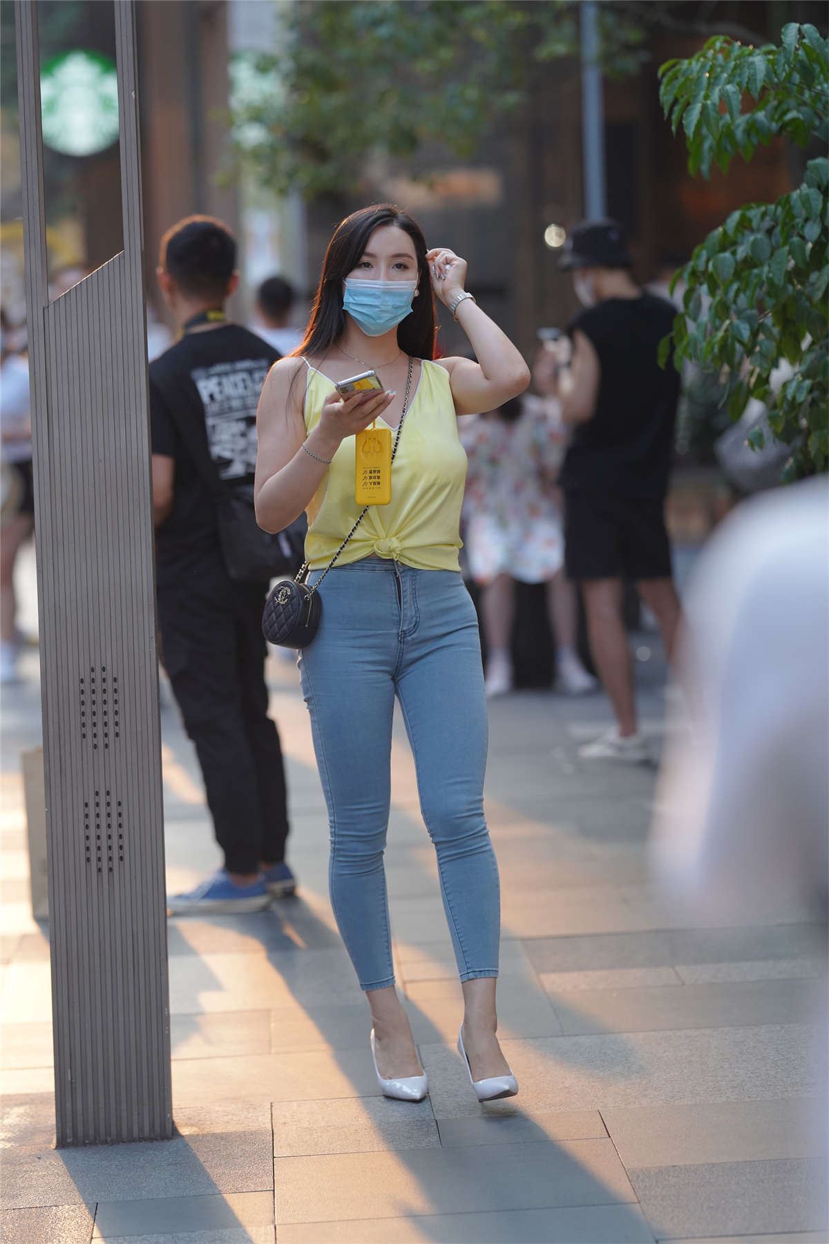 牛仔裤显丰满身材
