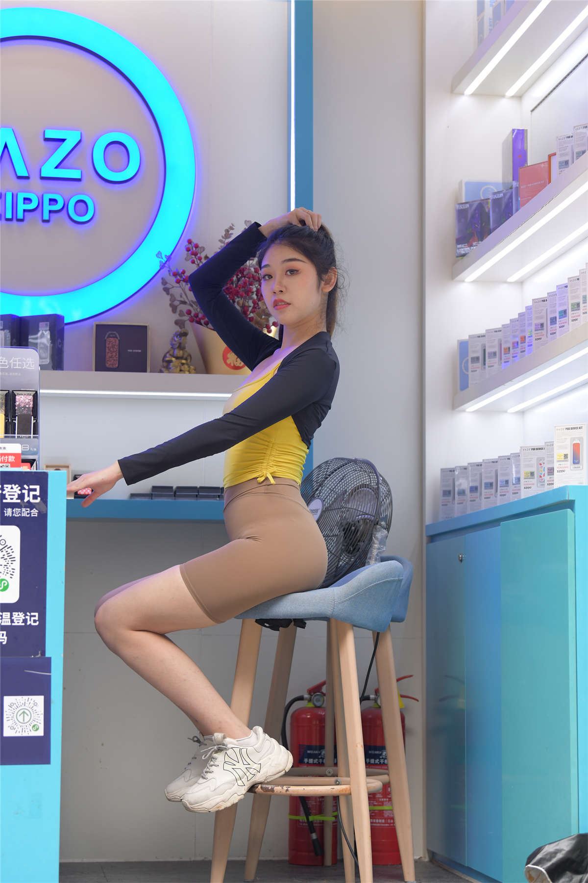漂亮的黄衣吊带超紧裤美女