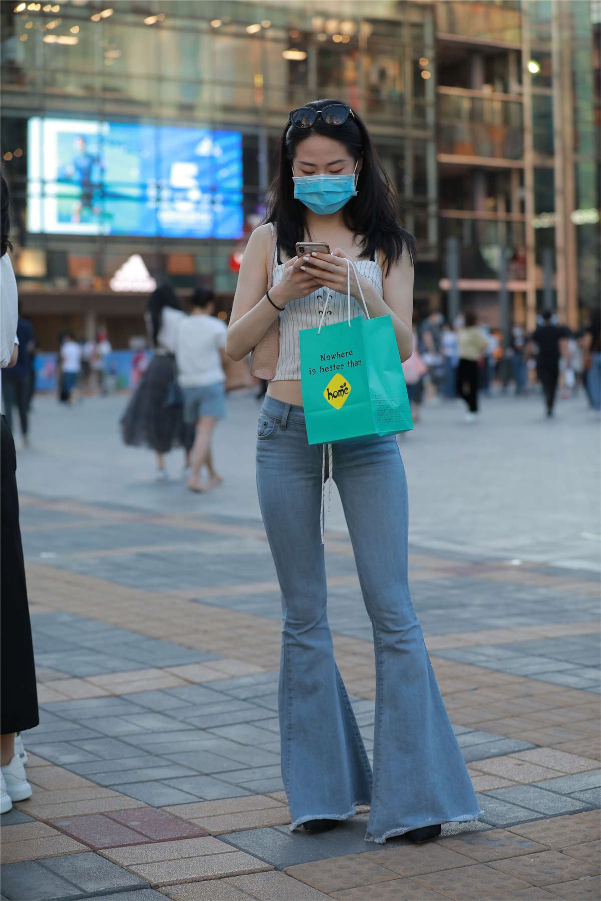 喇叭牛仔裤美女