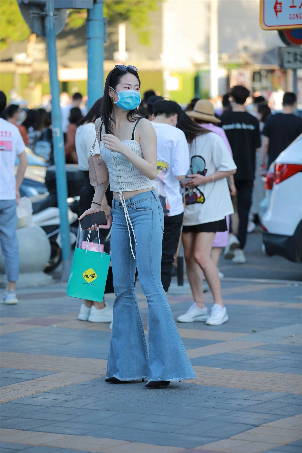 喇叭牛仔裤美女