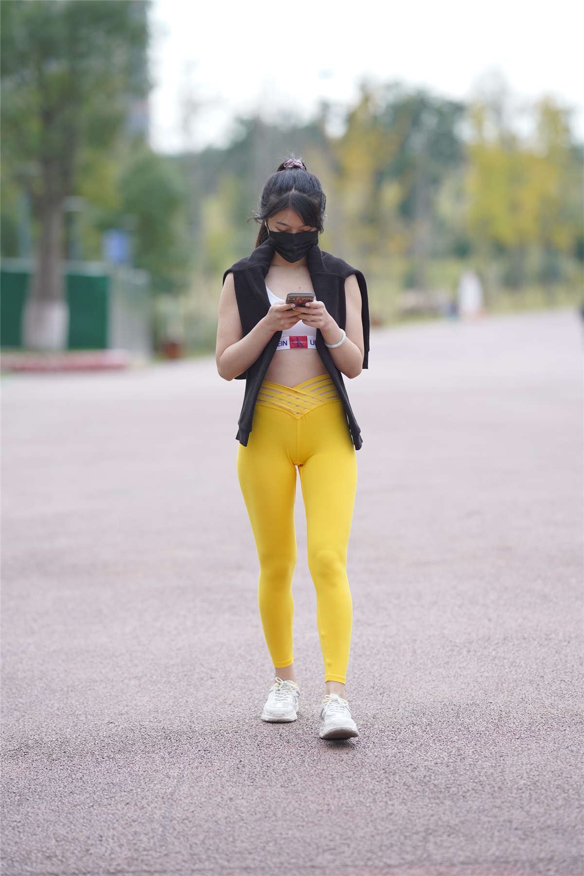 黄色瑜伽裤