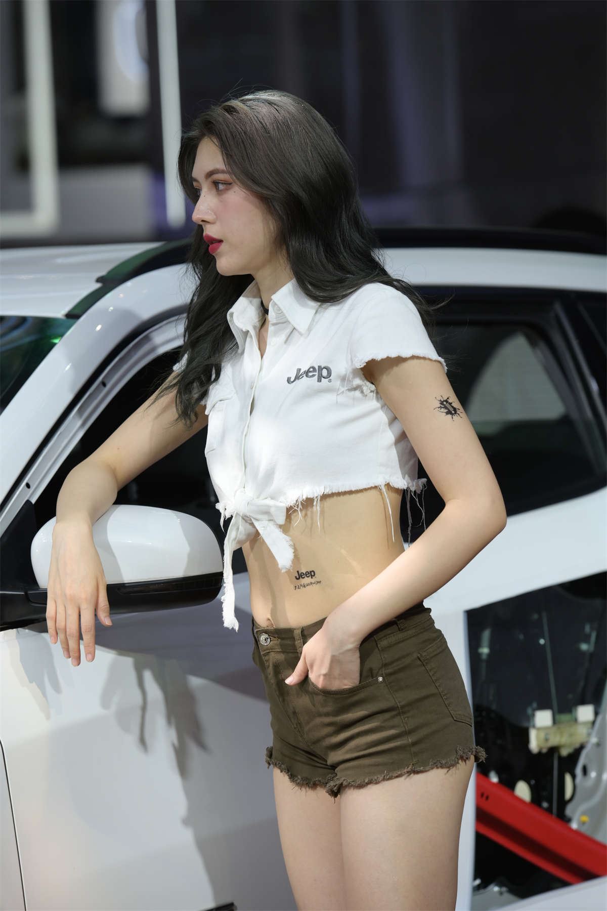 漂亮的热裤车模美女