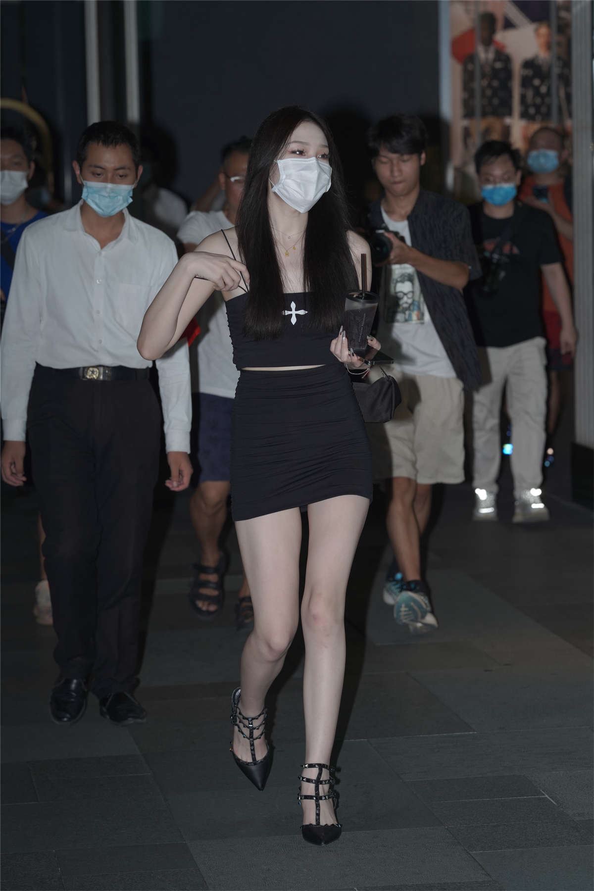 热裤大长腿小姐姐