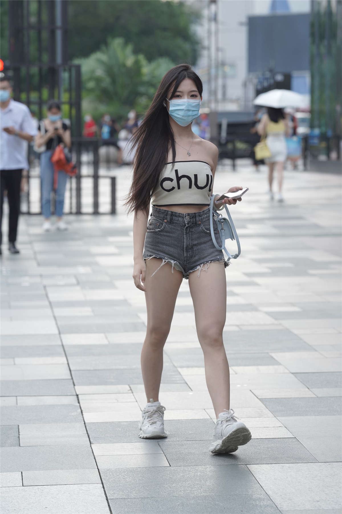热裤美眉