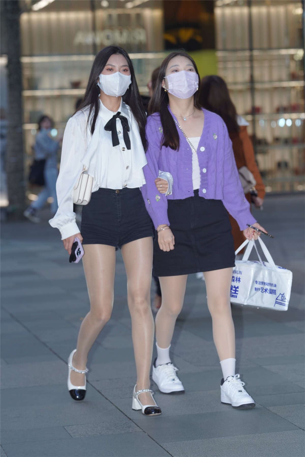 白色职业装美女