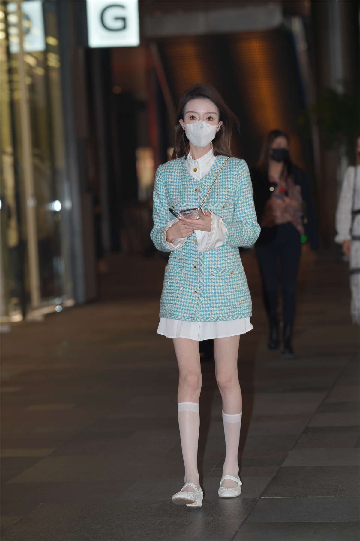 浅绿包臀裙大长腿美女