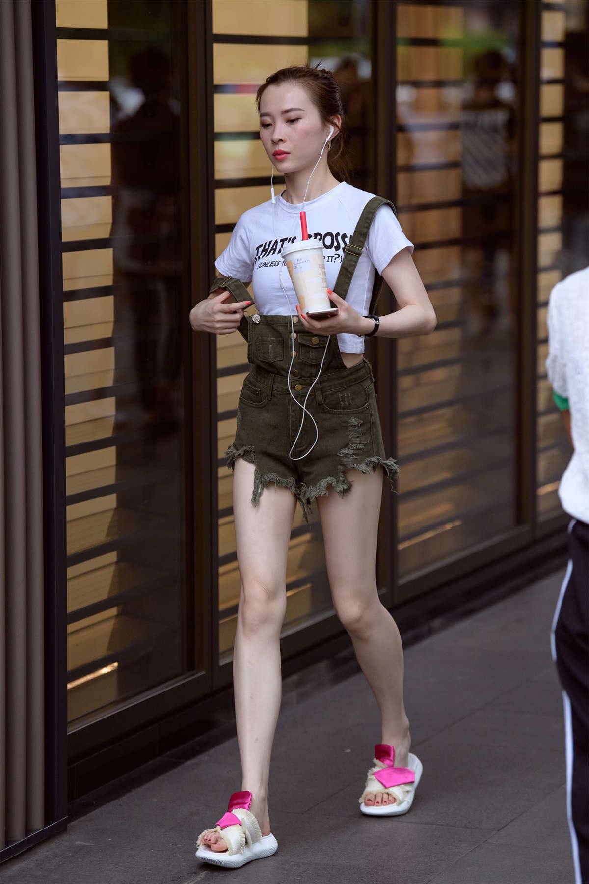 听歌的长腿牛仔热裤美女
