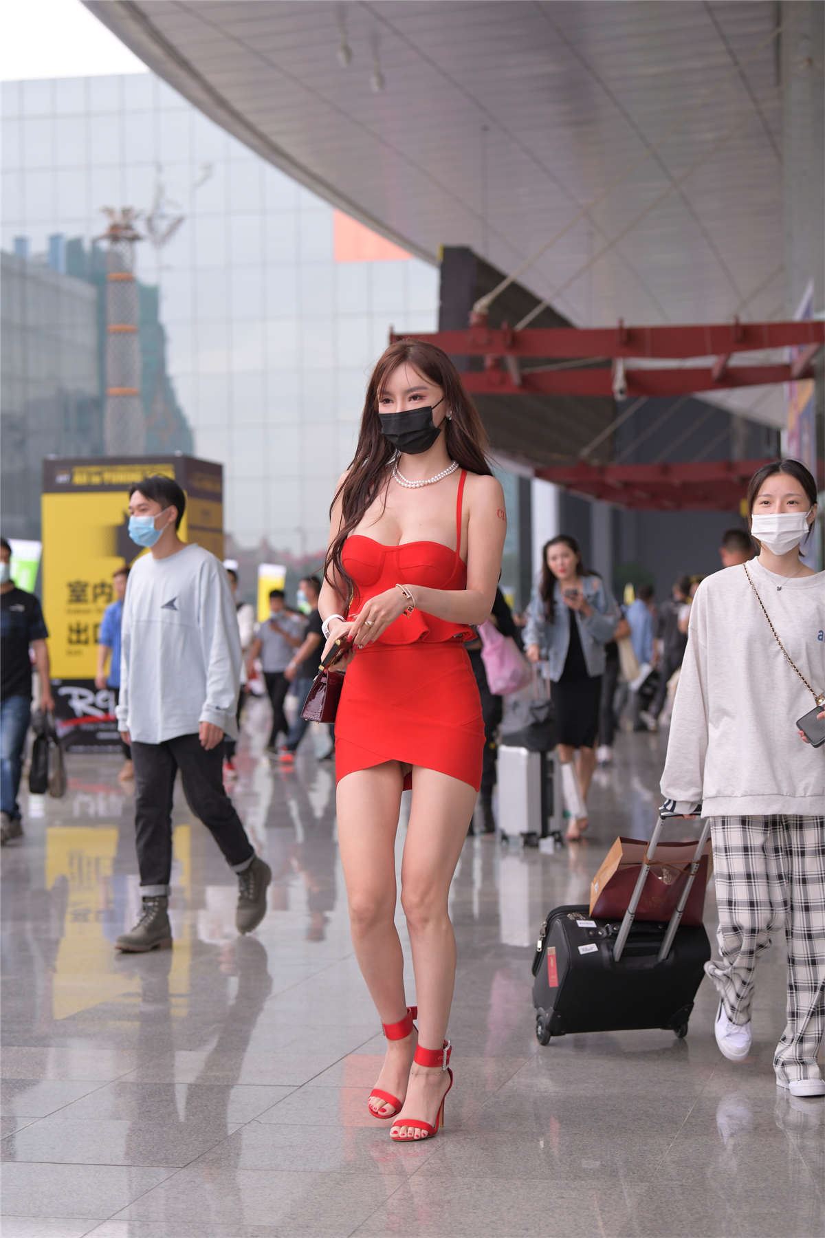 红裙酥胸美女