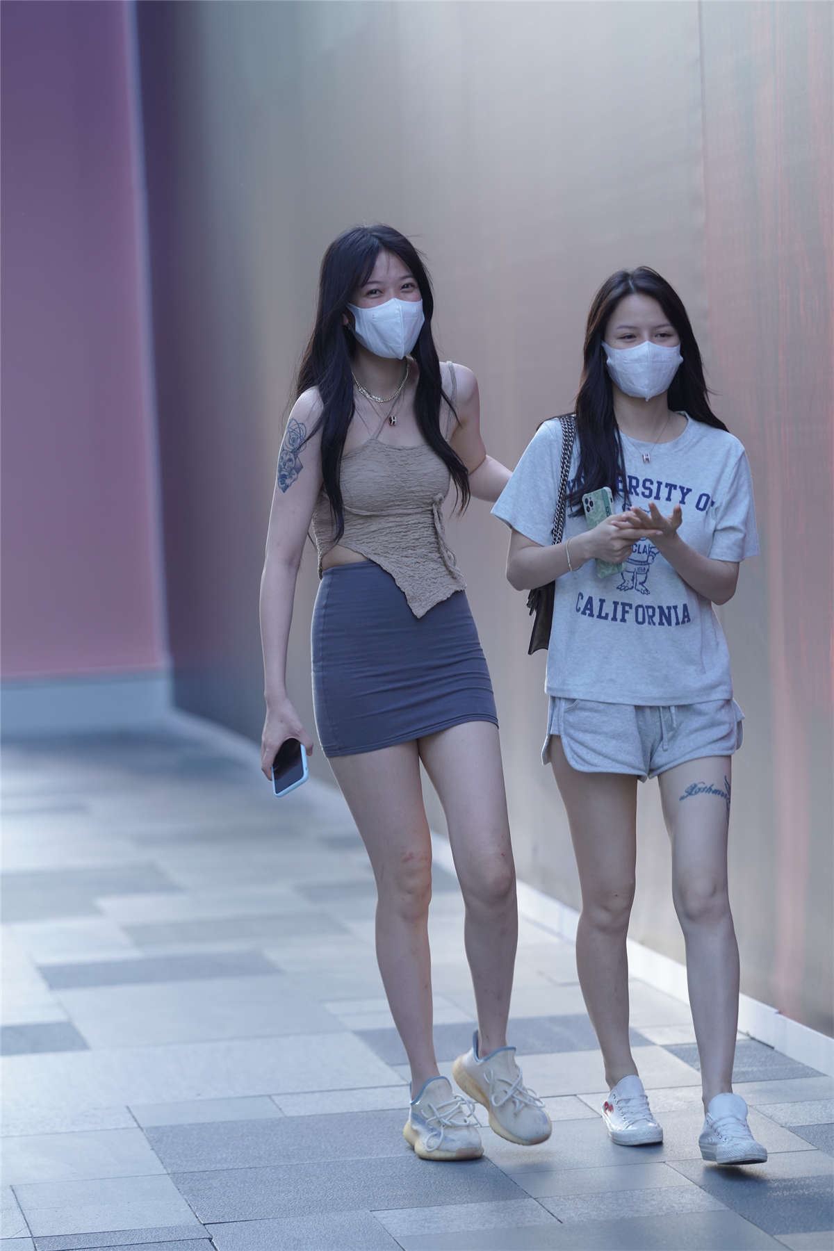 长腿紧身灰色包臀裙美女