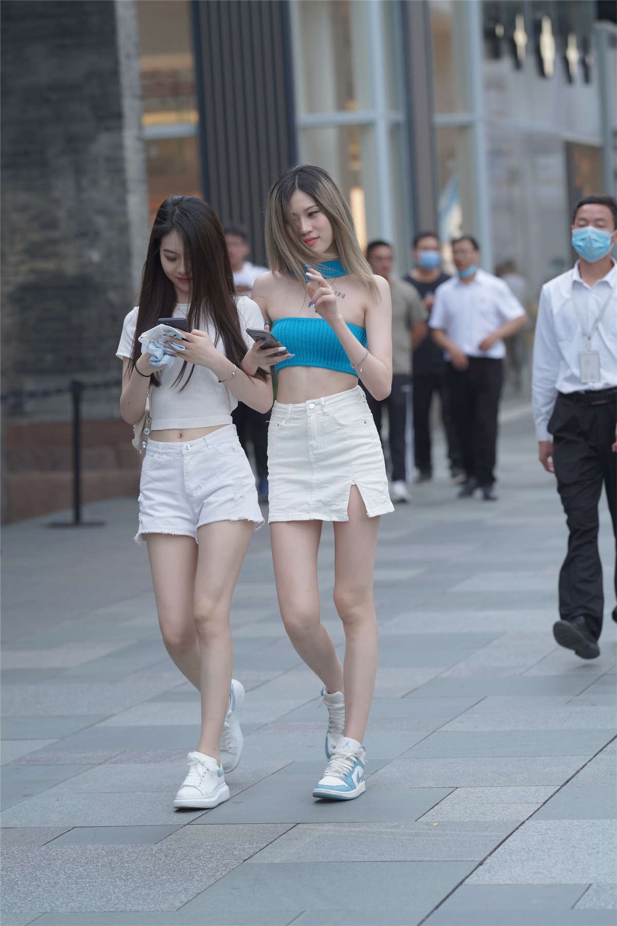两位可爱美腿美女