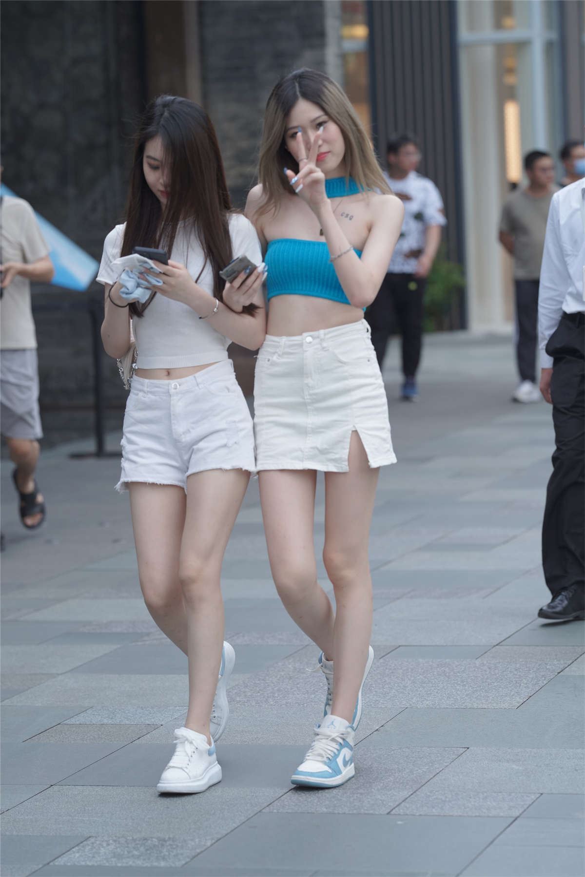 两位可爱美腿美女