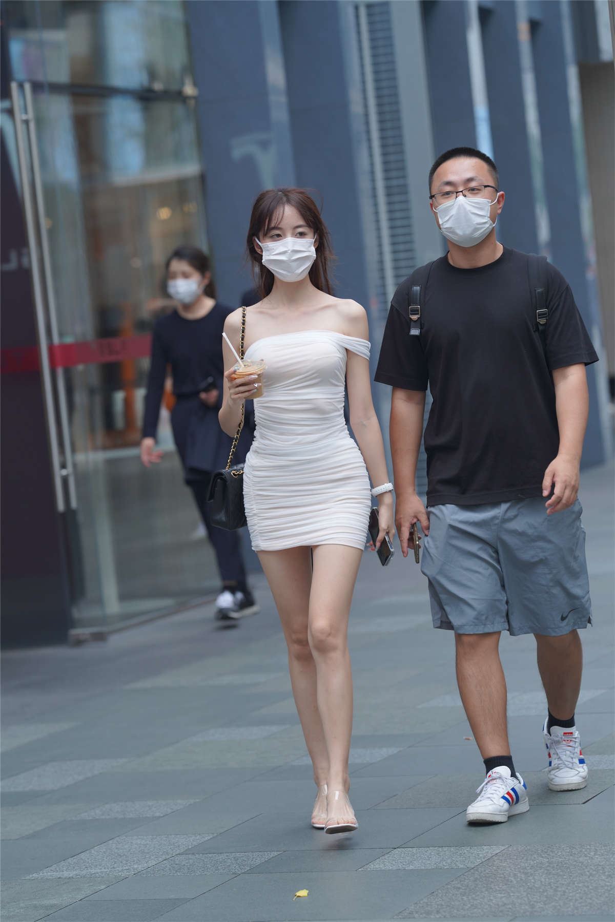 白色褶皱修身裙