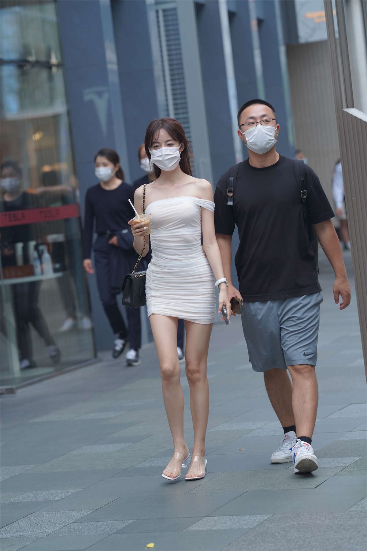 白色褶皱修身裙