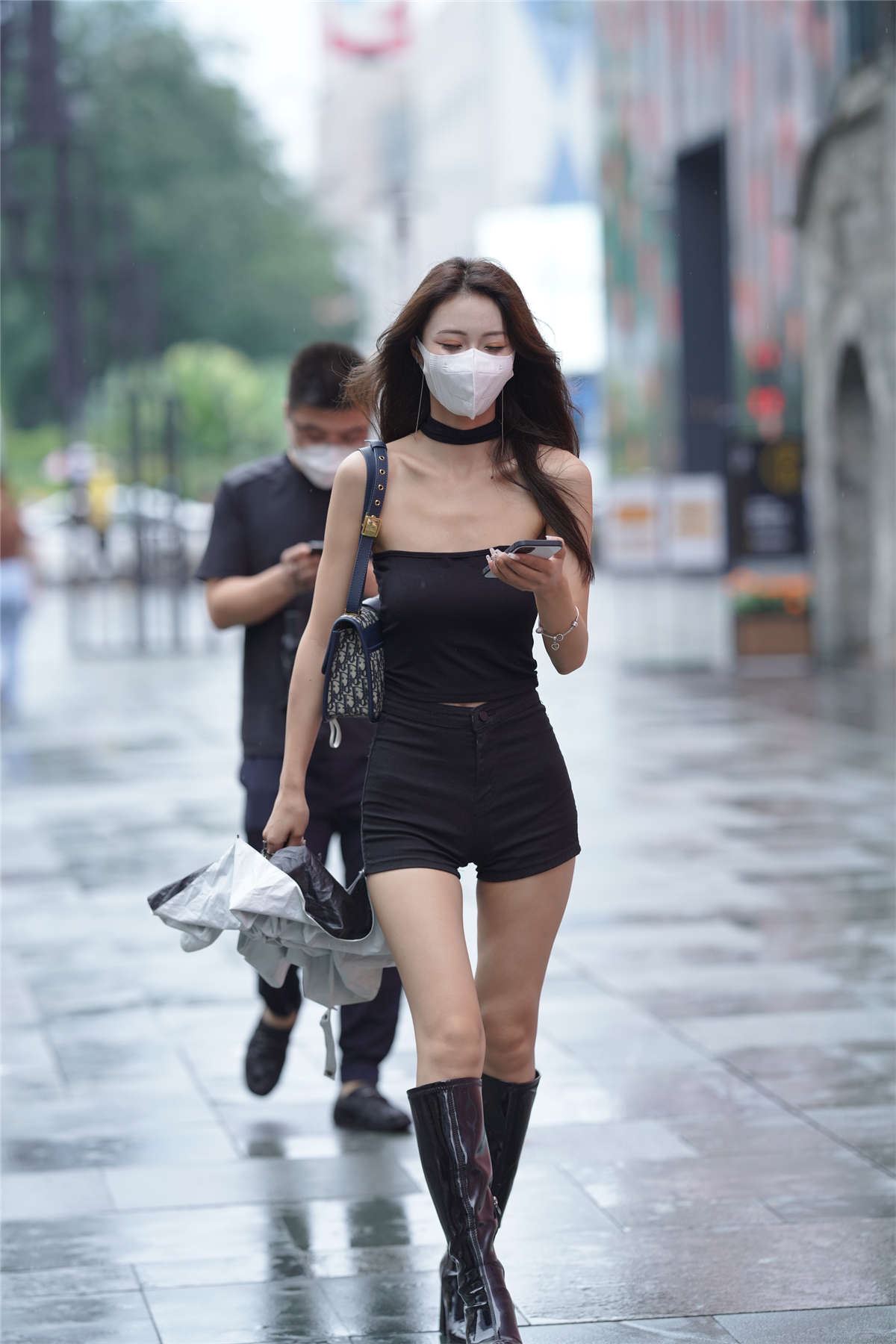 打着伞的漂亮黑色高靴美女