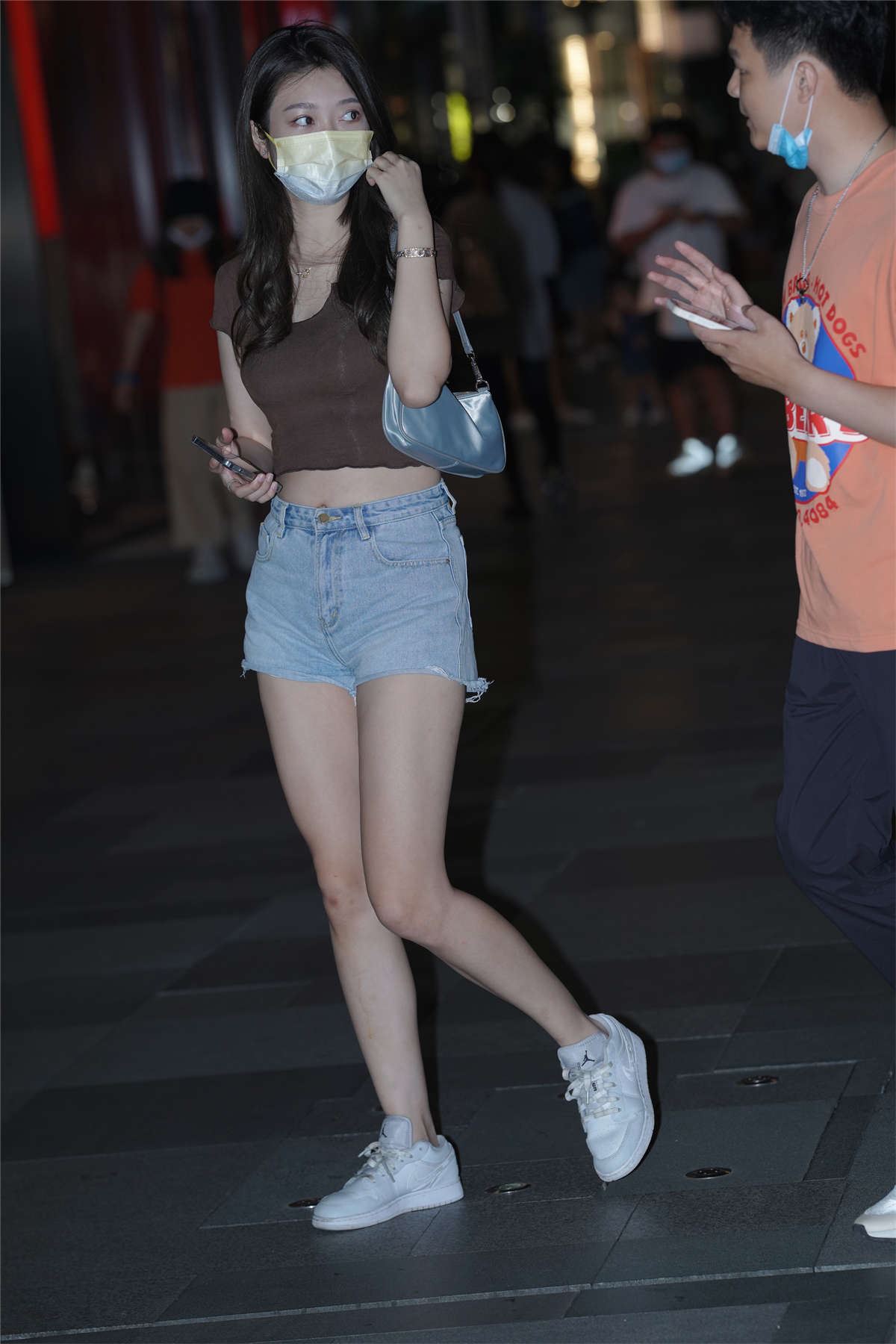 玩手机的热裤美女
