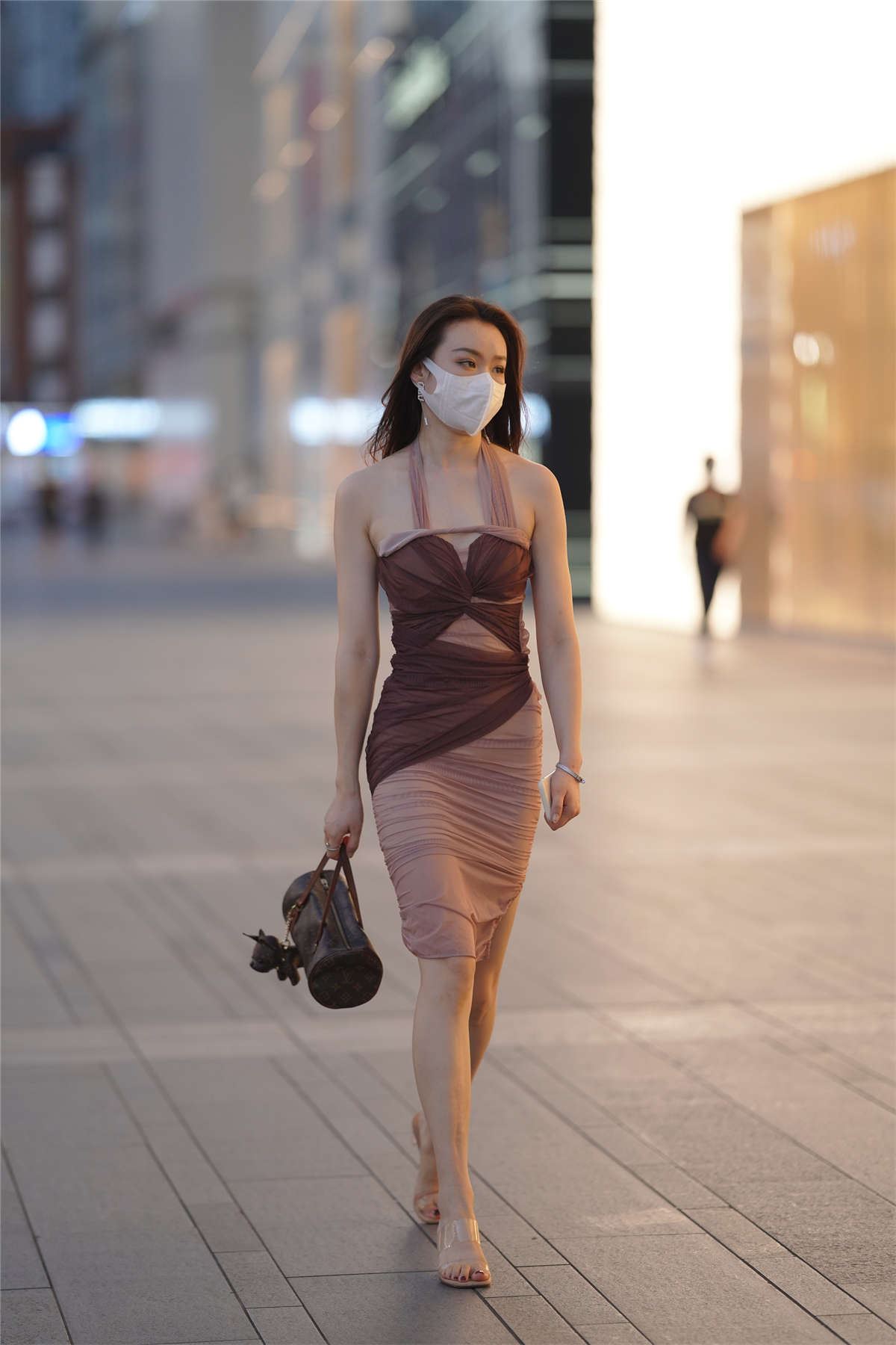 连体裙美女
