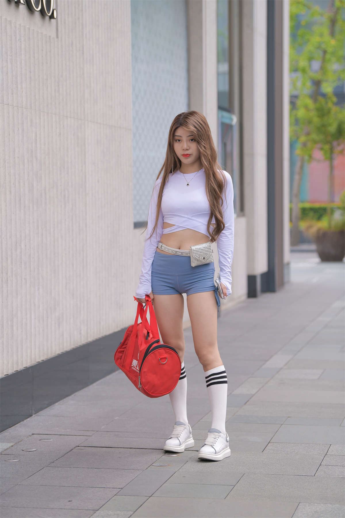 极品蓝色短裤美女