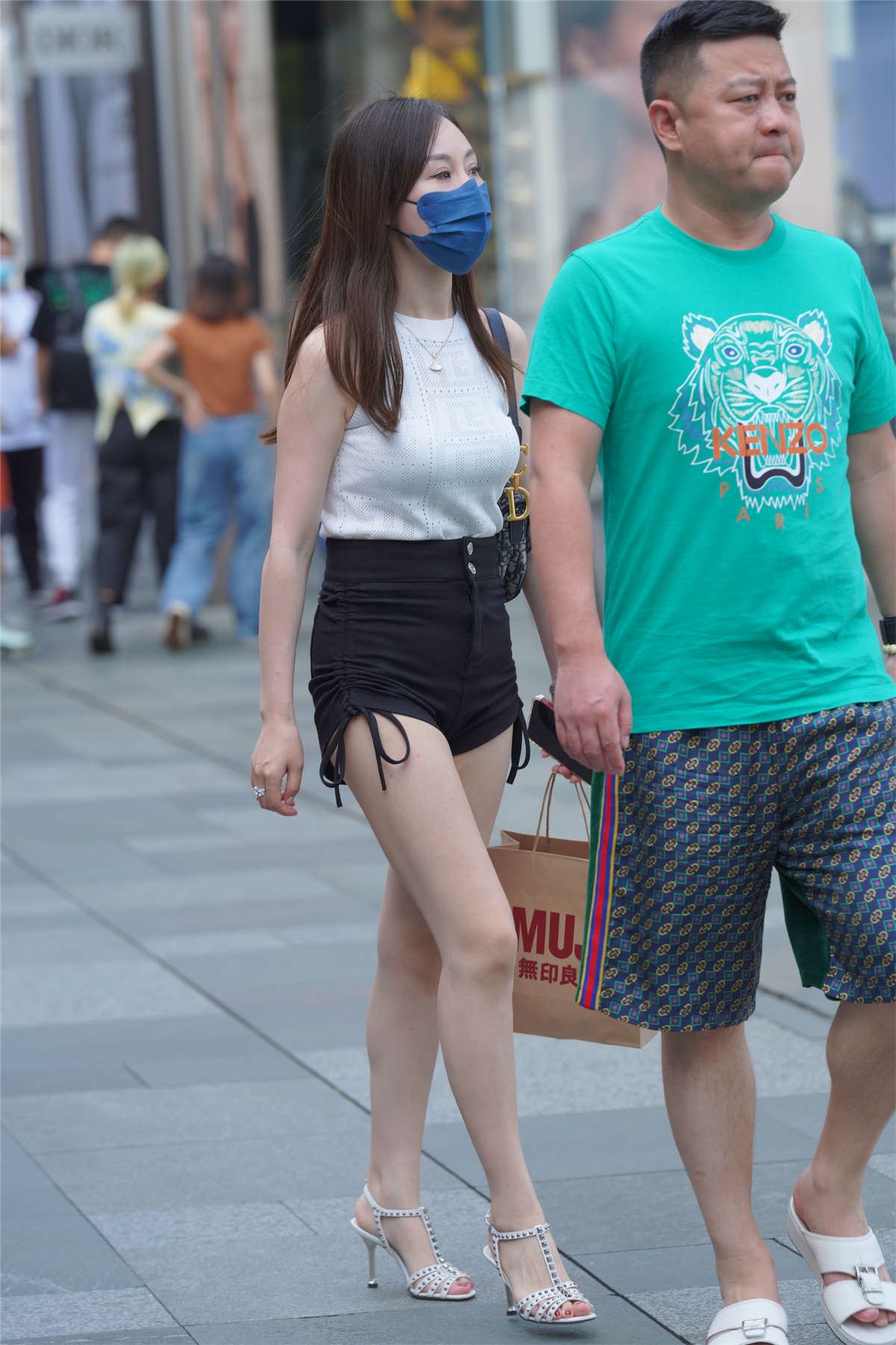 美腿短裤少妇
