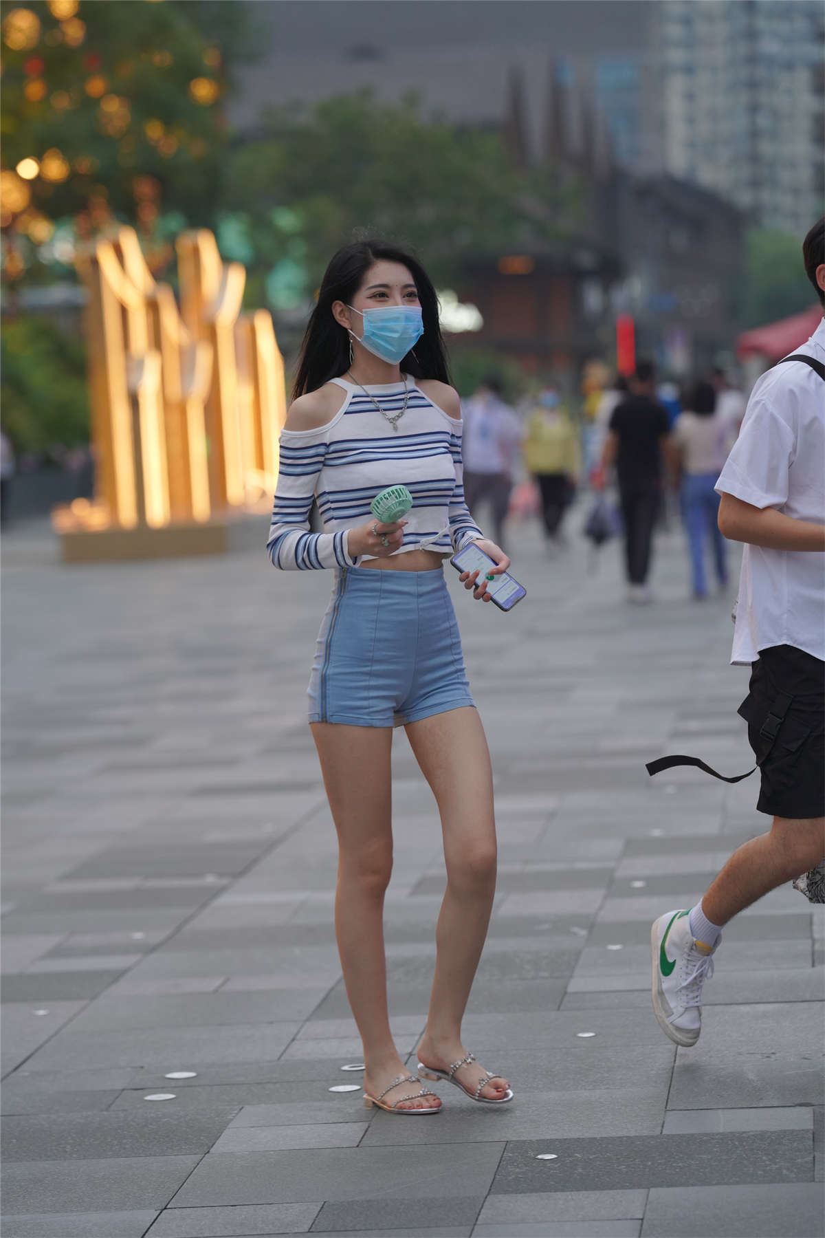 气质热裤长腿小姐姐