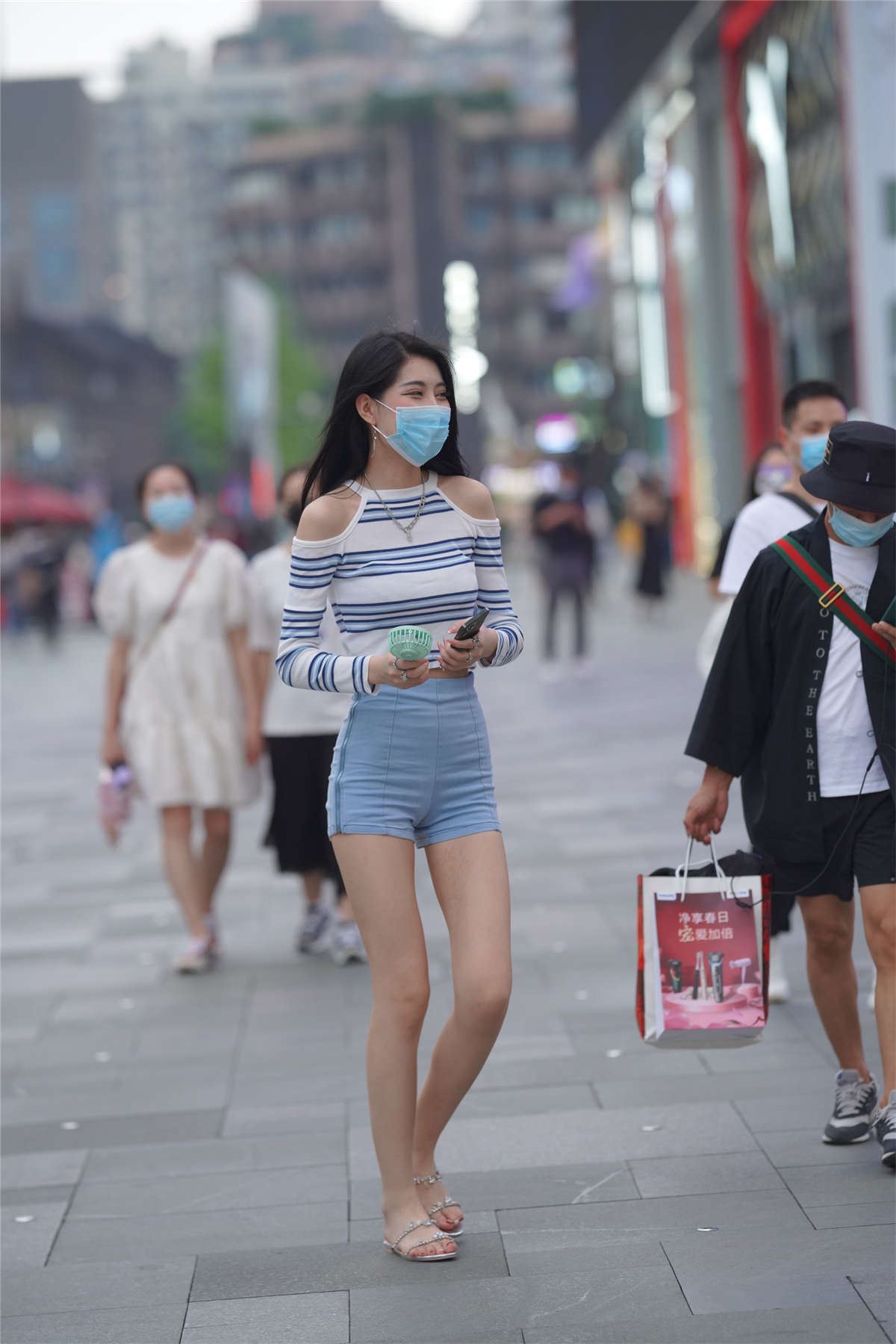 气质热裤长腿小姐姐
