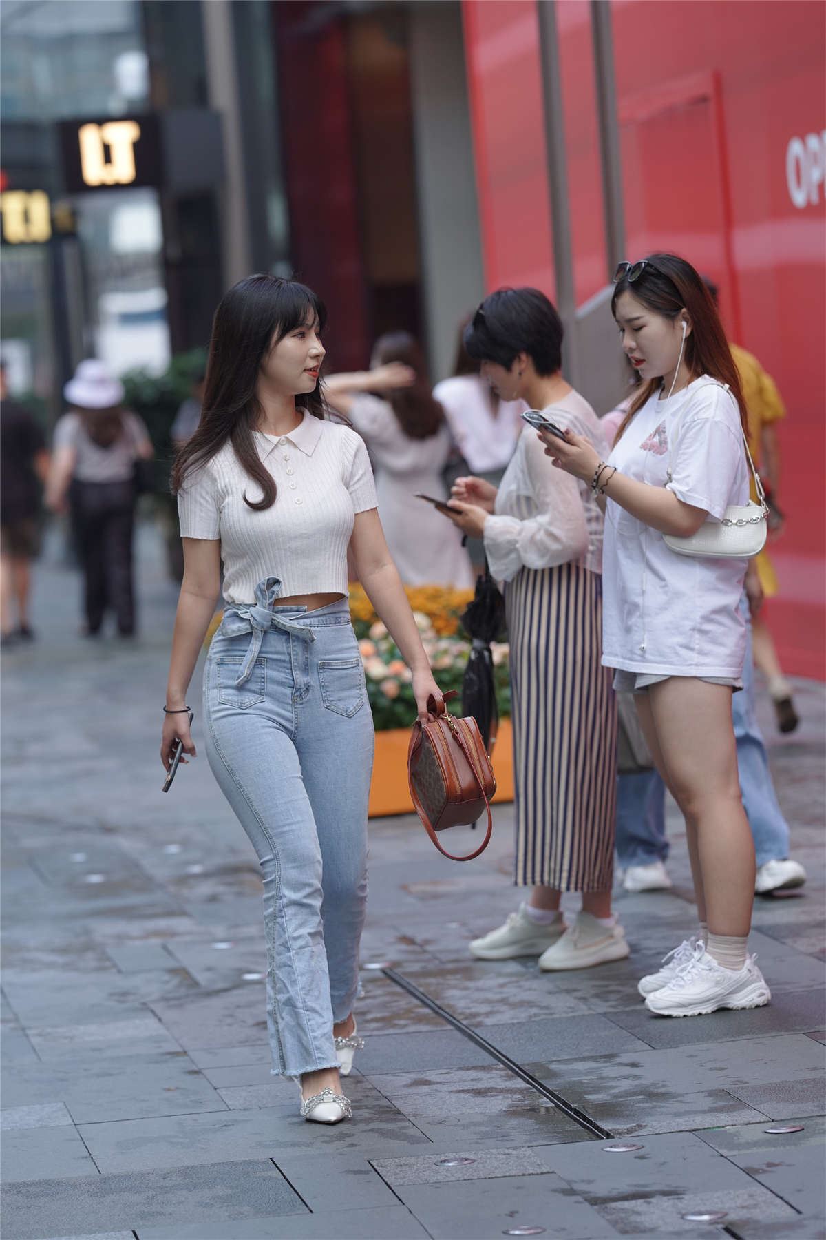 高腰牛仔紧身裤美女