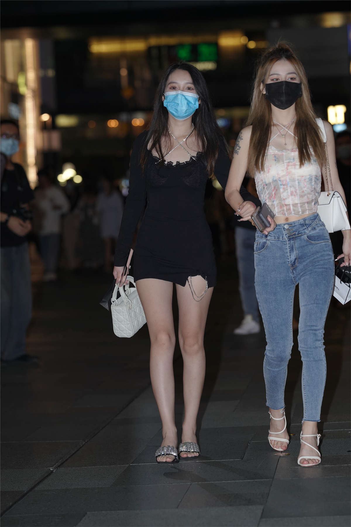 夜拍黑色连体包臀裙美女