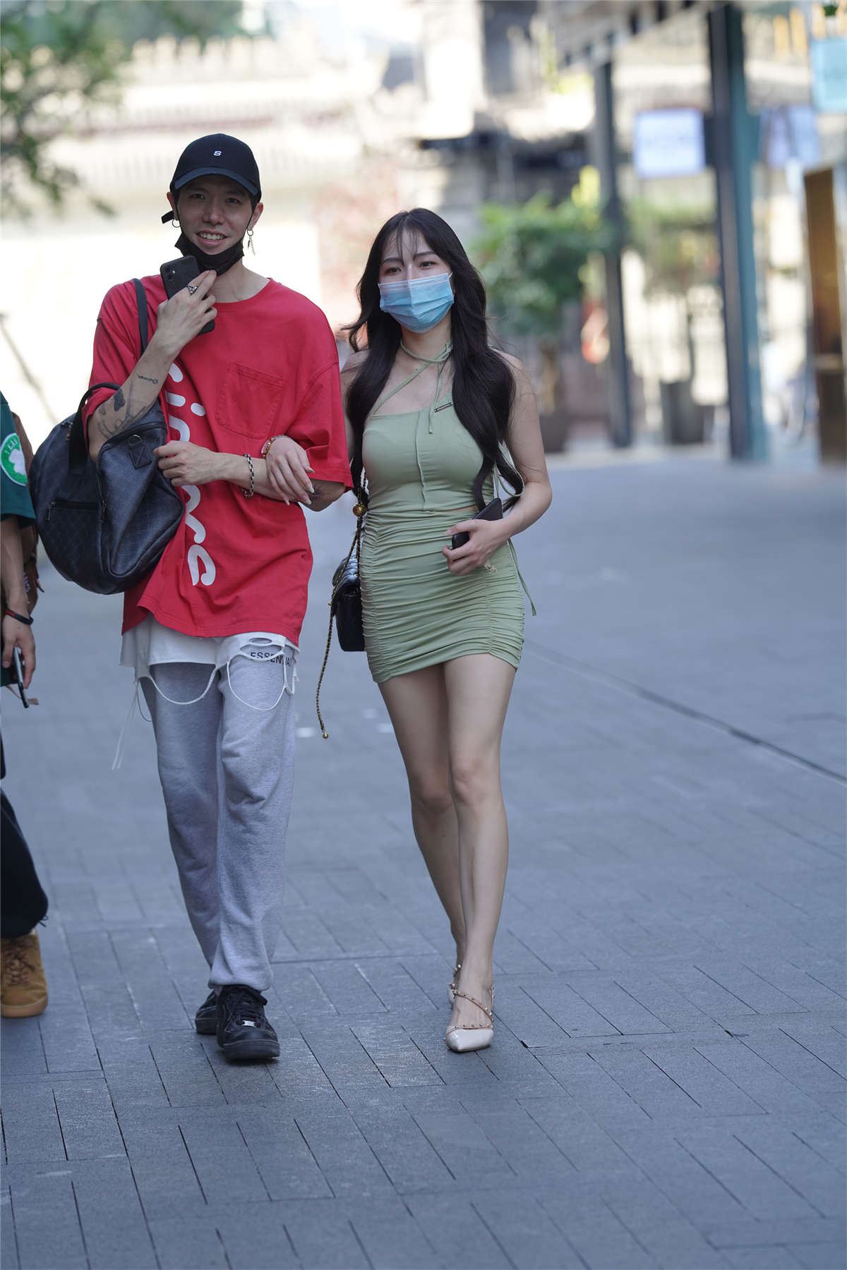 长发连体包臀裙美女