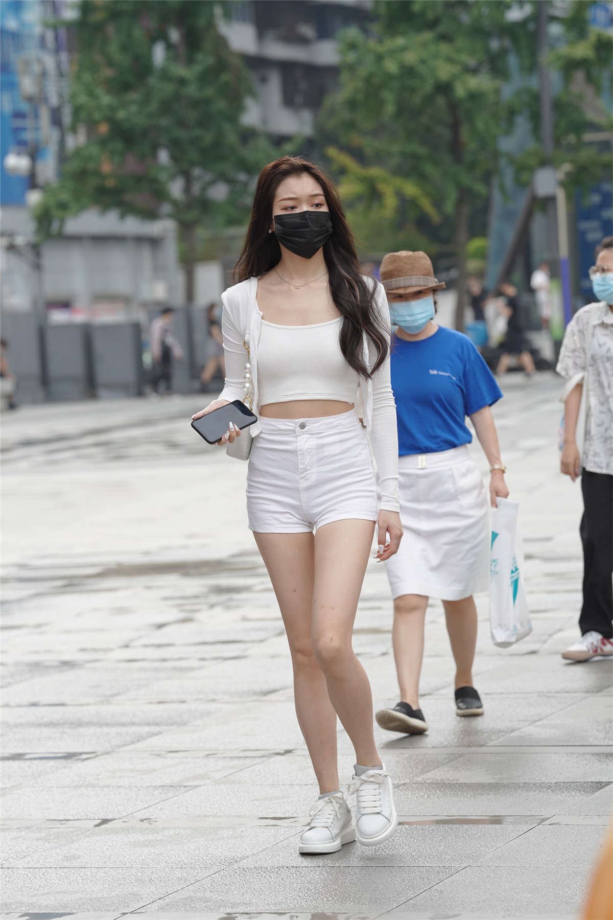 长腿白色热裤小姐姐
