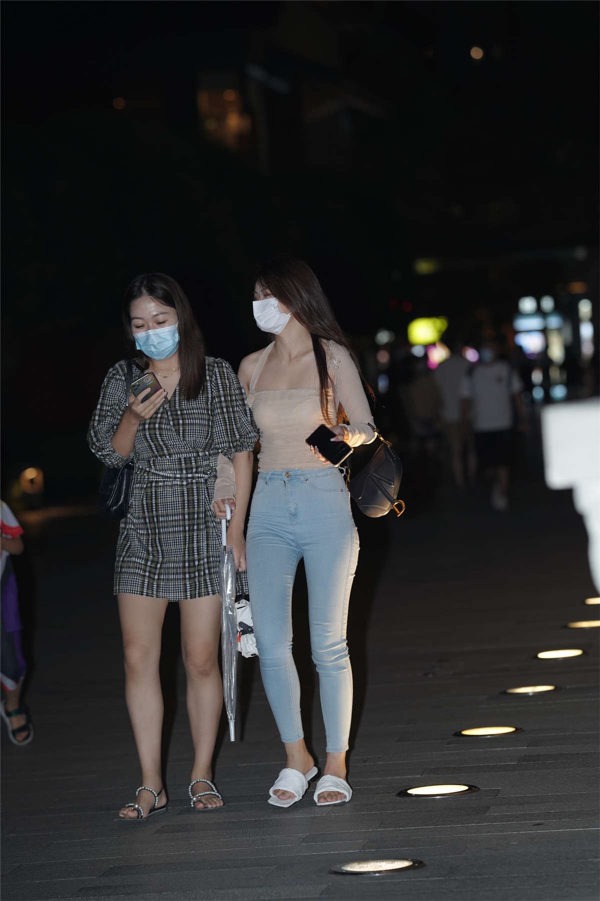 紧身蓝牛仔小姐姐
