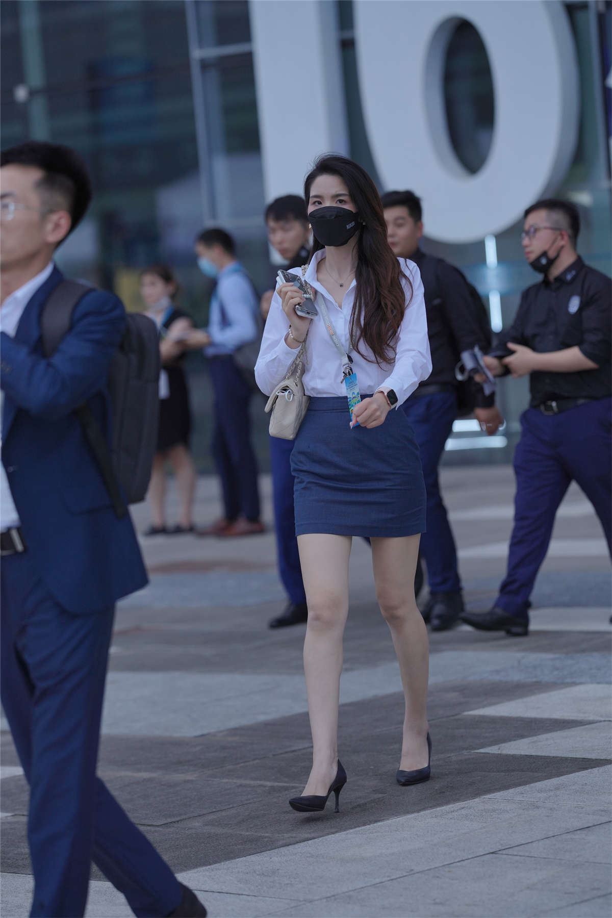 还在上班的蓝裙美女