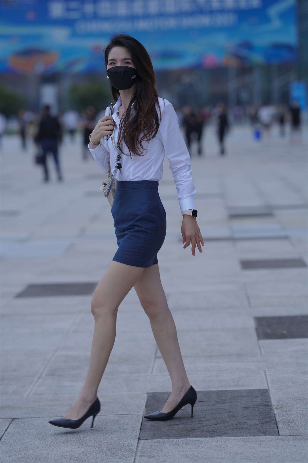 还在上班的蓝裙美女