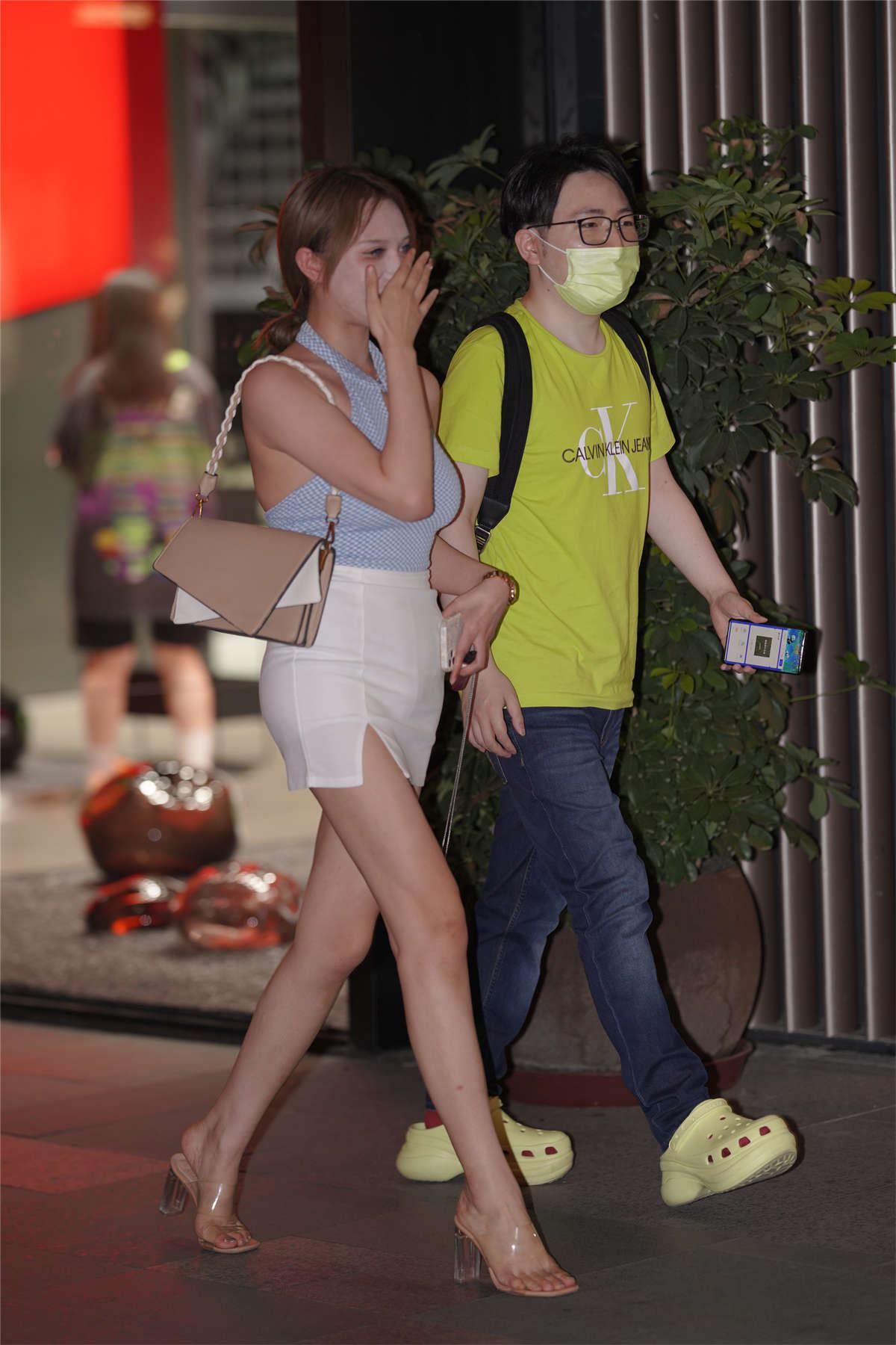 后背纹身的白裙小妹