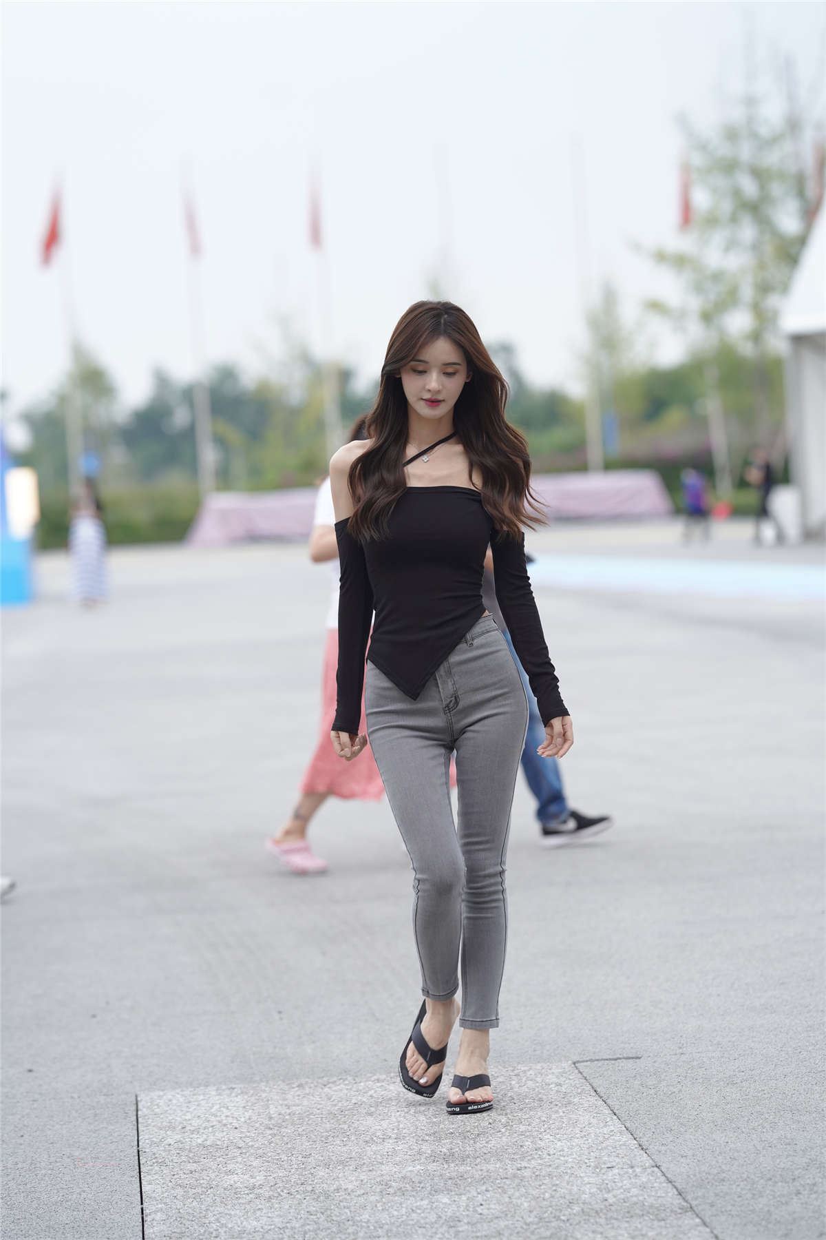 灰色牛仔黑衣美女