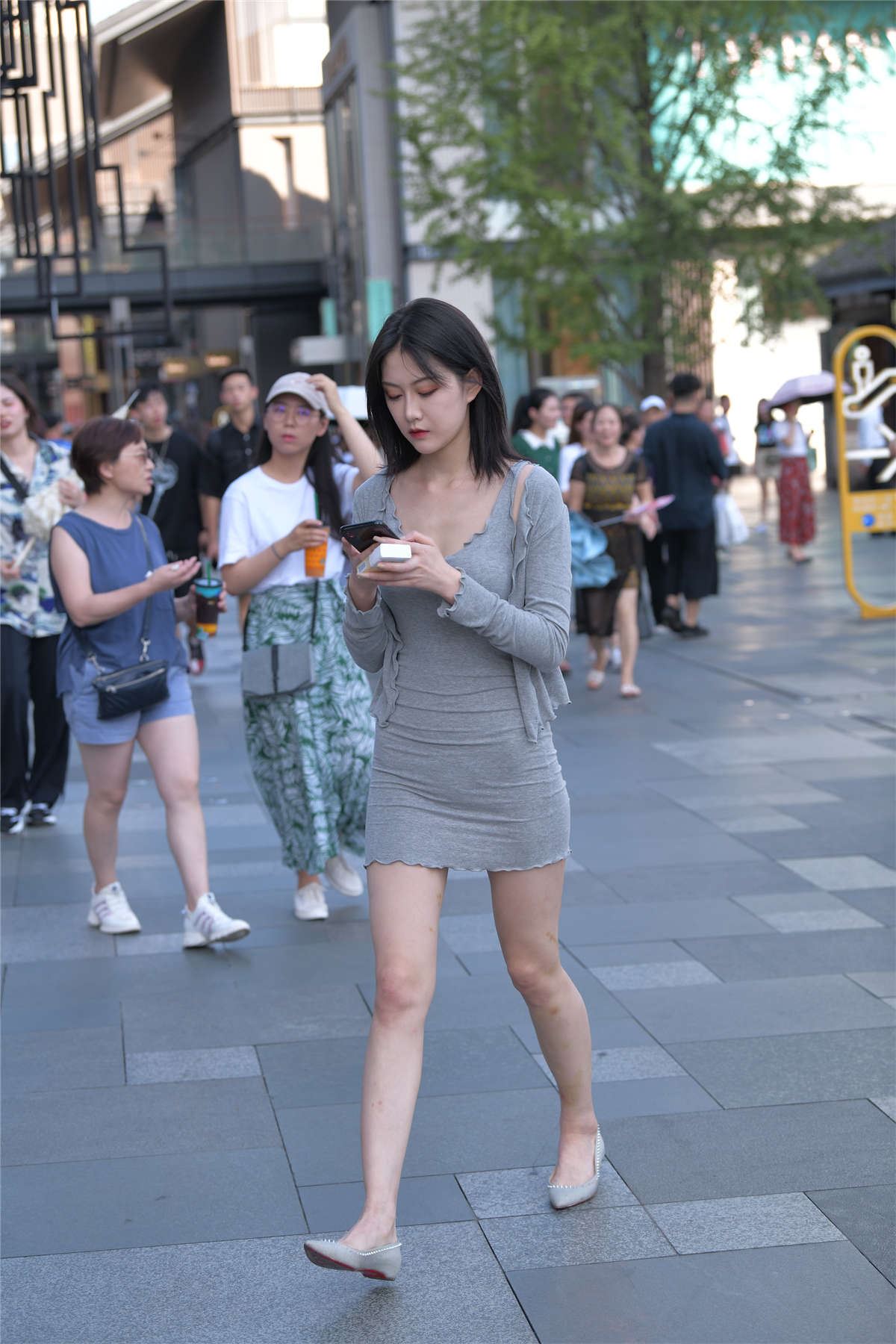 连体紧身包臀裙美女