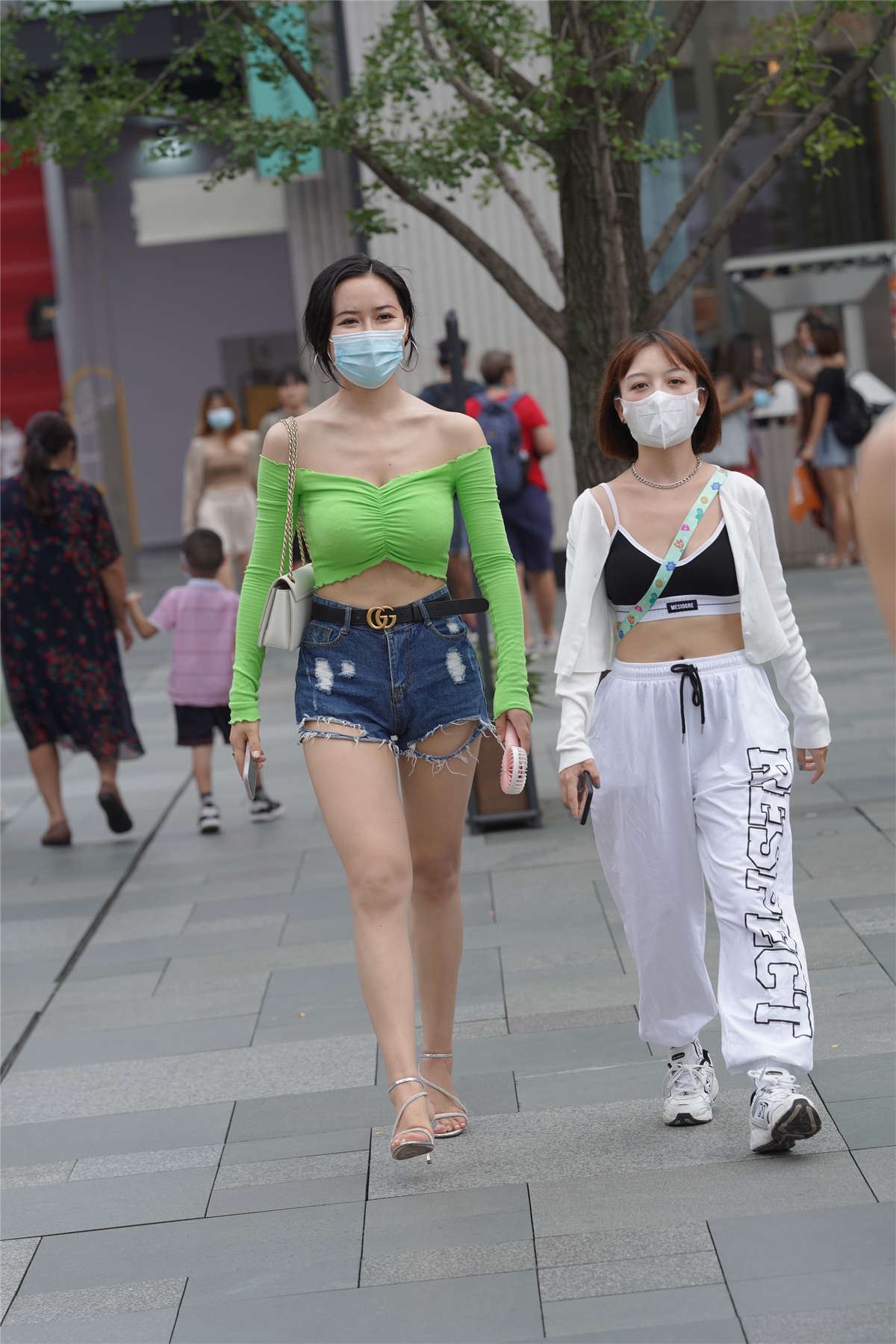热裤丰腴美女