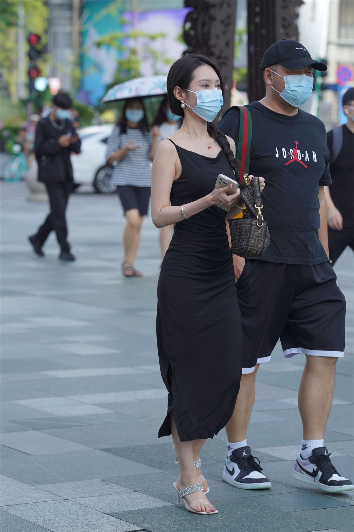 简约的黑色长裙