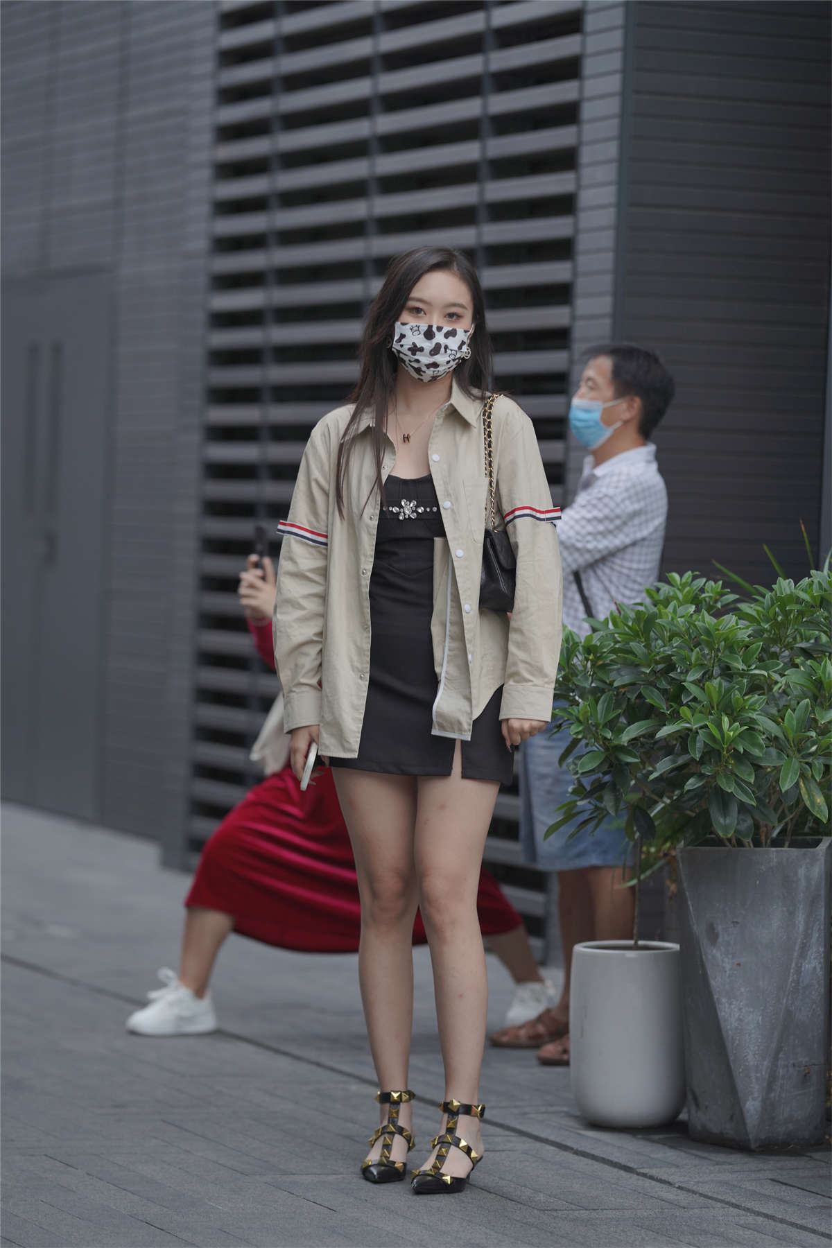 精致黑色掉吊带裙