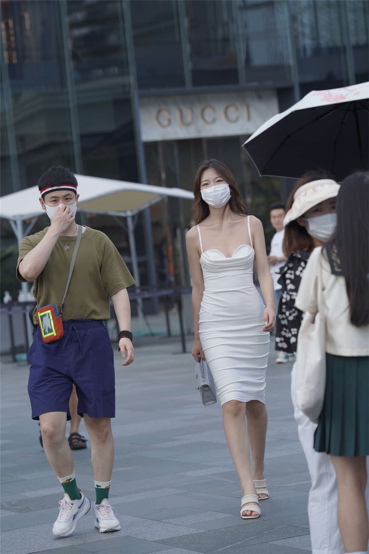 白色包臀裙少妇