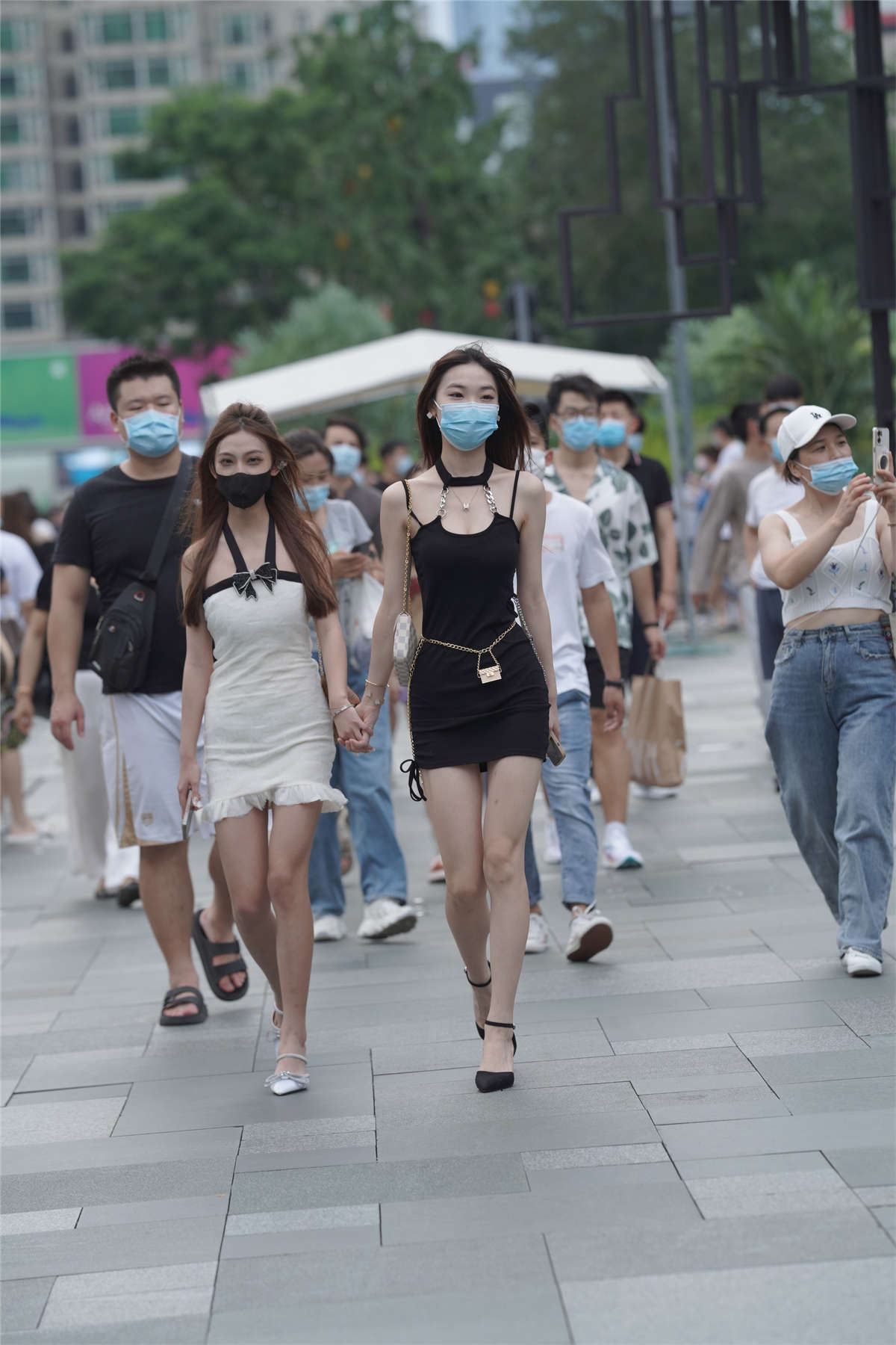 两位包臀裙小姐姐