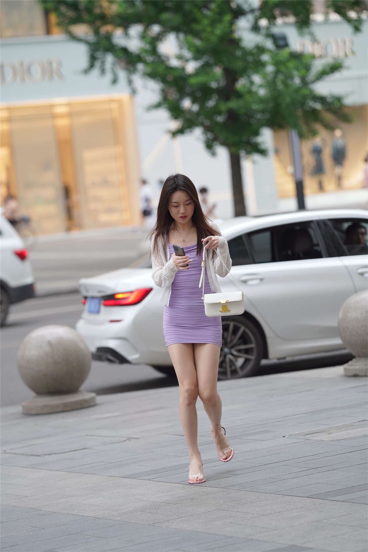 害羞的美眉