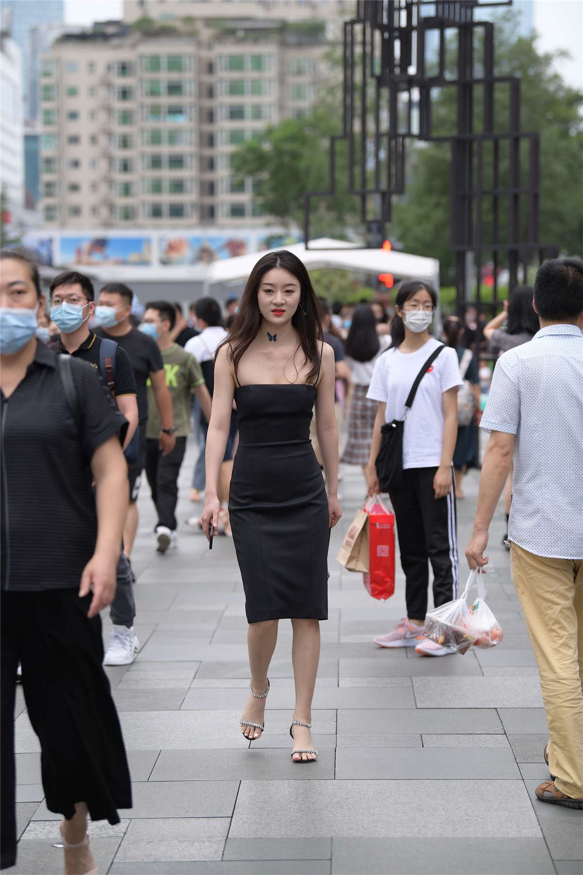 黑色吊带连体包臀长裙美女